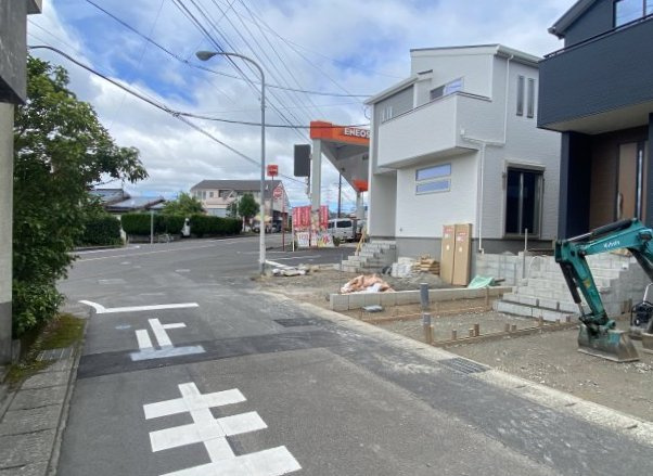 西伊敷6丁目　新築戸建ての前面道路含む現地写真