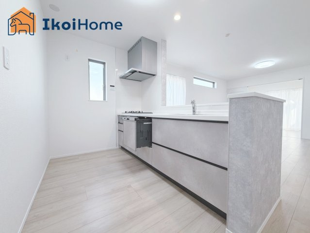 明石市二見町東二見全5棟Ｄ号棟　新築戸建のキッチン|◆同社施工例◆キッチンと同色のカップボードの設置依頼を承ることが多いです。お気軽にご相談下さいませ