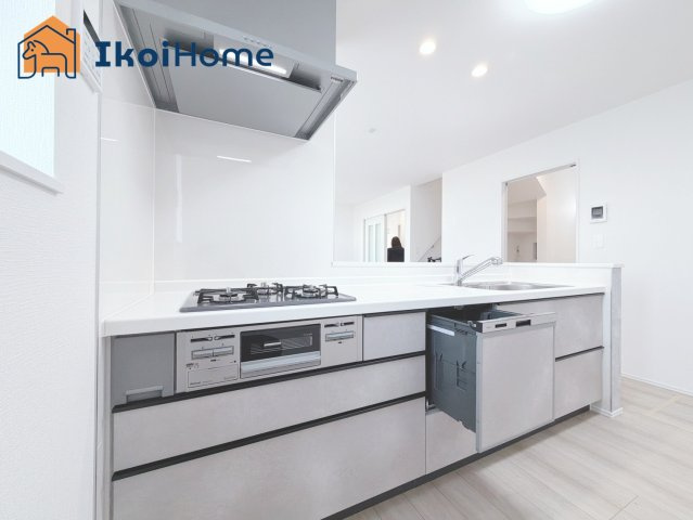 明石市二見町東二見全5棟Ｄ号棟　新築戸建の浴室|◆同社施工例◆足を伸ばしてご入浴いただけるゆったりとした浴槽です。ベンチタイプで半身浴も可能です。