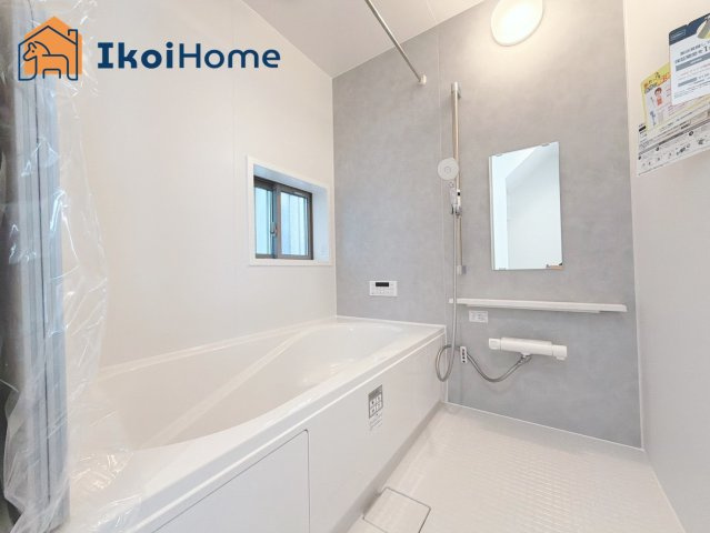 明石市二見町東二見全5棟Ｄ号棟　新築戸建の浴室|◆同社施工例◆小窓があり換気良好の浴室です。清潔な空間を保てます。