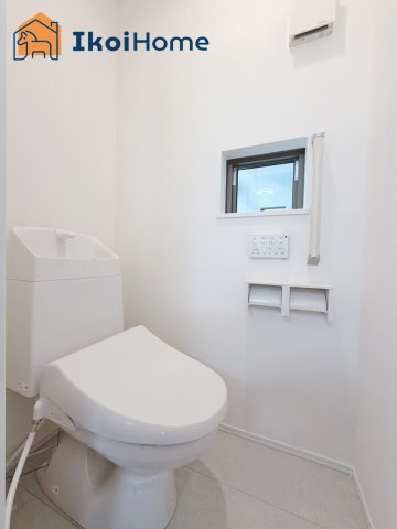 明石市二見町東二見全5棟Ｄ号棟　新築戸建のトイレ|◆同社施工例◆トイレが2か所あるので夜中も安心です。朝のトイレ渋滞も心配いりません。