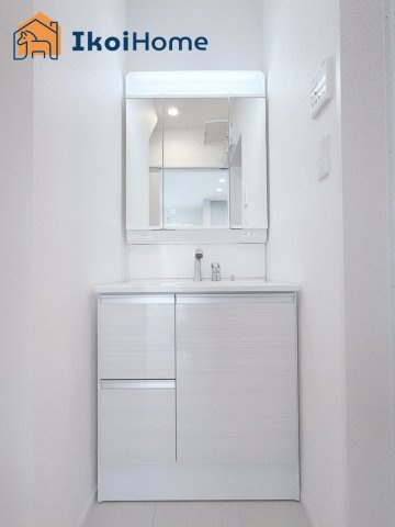 明石市二見町東二見全5棟Ｄ号棟　新築戸建の洗面所|◆同社施工例◆洗面台はお化粧をする時にも便利な３面鏡＆お掃除の際にも便利なハンドシャワータイプです。