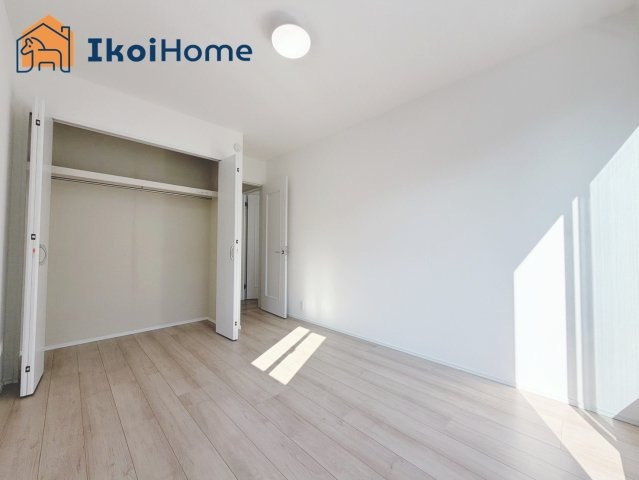 明石市二見町東二見全5棟Ｄ号棟　新築戸建の寝室|◆同社施工例◆注意。カーテン・カーテンレールは付いておりません。弊社にご相談ください。