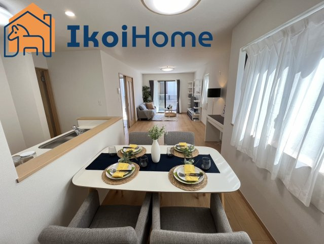 明石市二見町東二見全5棟Ｄ号棟　新築戸建の居間・リビング|◆同社施工例◆リビングは長方形で家具を配置しやすい間取りとなっております。