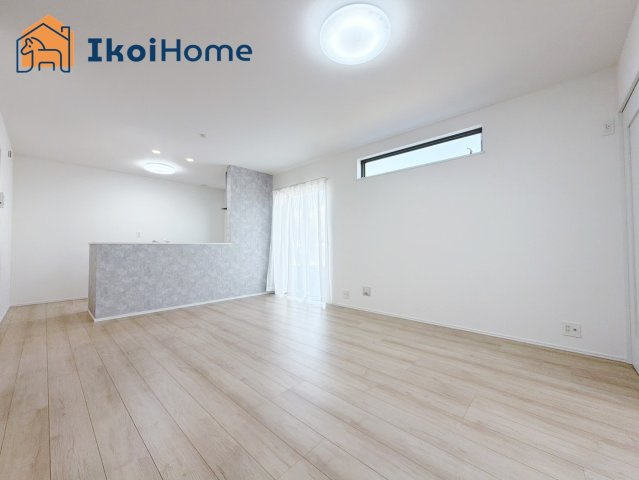 明石市二見町東二見全5棟Ｄ号棟　新築戸建の居間・リビング|◆同社施工例◆広々としたLDKは開放感があり、大型家具を設置しても圧迫感がありません。