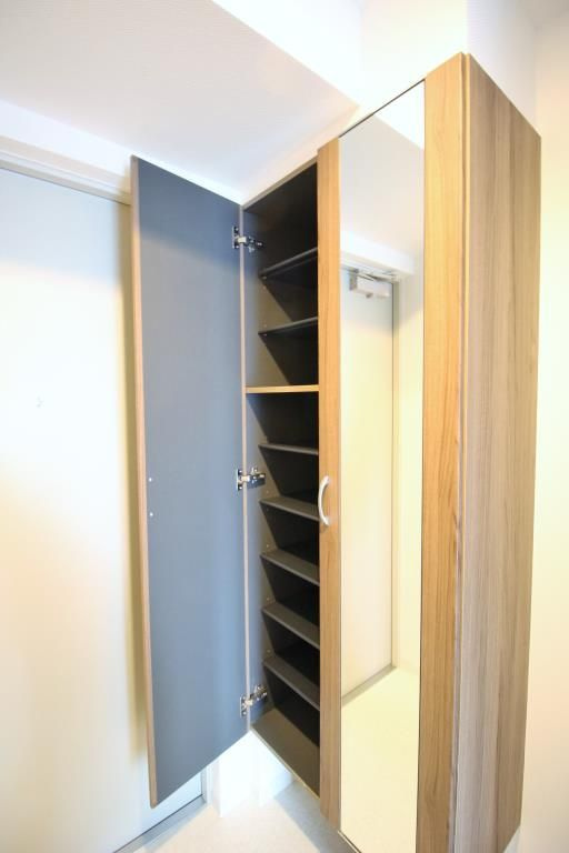 イート　アパートメント　ヴェリタスの玄関|シューズクローゼット