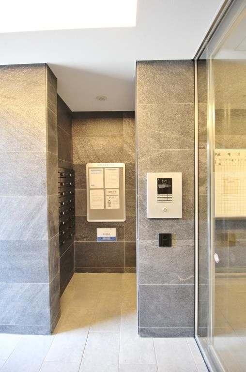 イート　アパートメント　ヴェリタスのエントランス