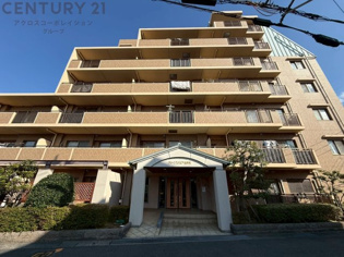 JR福知山線「北伊丹」駅より徒歩１１分の住宅街に立地するマンションです。