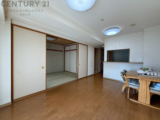 リビングダイニングは家族や友人とのコミュニケーションを楽しむ場所でくつろぎながら食事や会話を楽しめ、多目的に利用できリラックスできる空間です。家庭内の中心として機能し、快適な生活をサポートします。