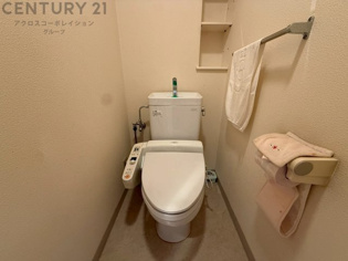 温水洗浄便座付トイレは温水洗浄機能により、暖かい水でおしりを洗浄することができ、冷たい水を使う従来の便座に比べ、温水洗浄機能で暖かいトイレを提供し、快適な使用を可能にします。