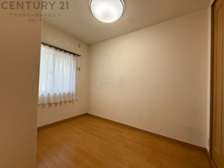 寝室…リラックスできるプライベート空間で、快適な睡眠をサポート。個人の好みに合わせたインテリアや寝具で心地良さを追求。プライベートな時間を過ごし、リフレッシュする場所におすすめです。