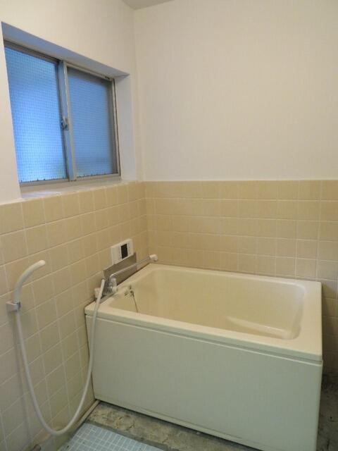 窓付きバスルーム（追焚き付き）