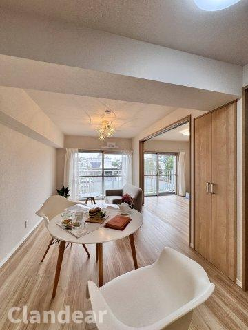 マンション第八松戸の居間・リビング|ドキドキの新生活も、安心してスタート。ぴったりの住まいを見つけませんか？クランディアが一緒に住まい選びをサポートします‼　まずは、お気軽にお問合せください　＃クランディア