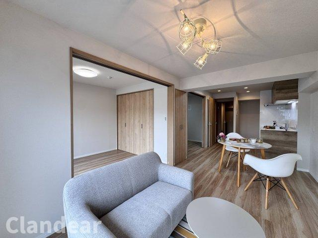 マンション第八松戸の居間・リビング|ドキドキの新生活も、安心してスタート。ぴったりの住まいを見つけませんか？クランディアが一緒に住まい選びをサポートします‼　まずは、お気軽にお問合せください　＃クランディア