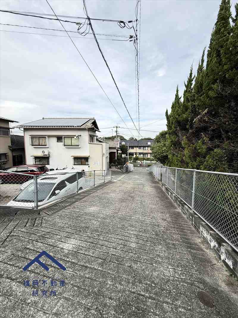 春日市紅葉ヶ丘東８丁目　戸建ての前面道路含む現地写真