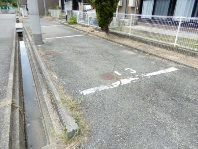 エステート塩屋山手　B棟の駐車場