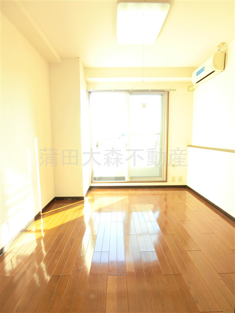 アークアベニューの居間・リビング|南向きの洋室