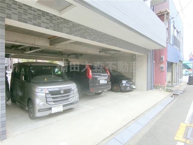 アークアベニューの駐車場|敷地内平置き屋根付き駐車場　空き状況等詳細はお問合せ下さい。