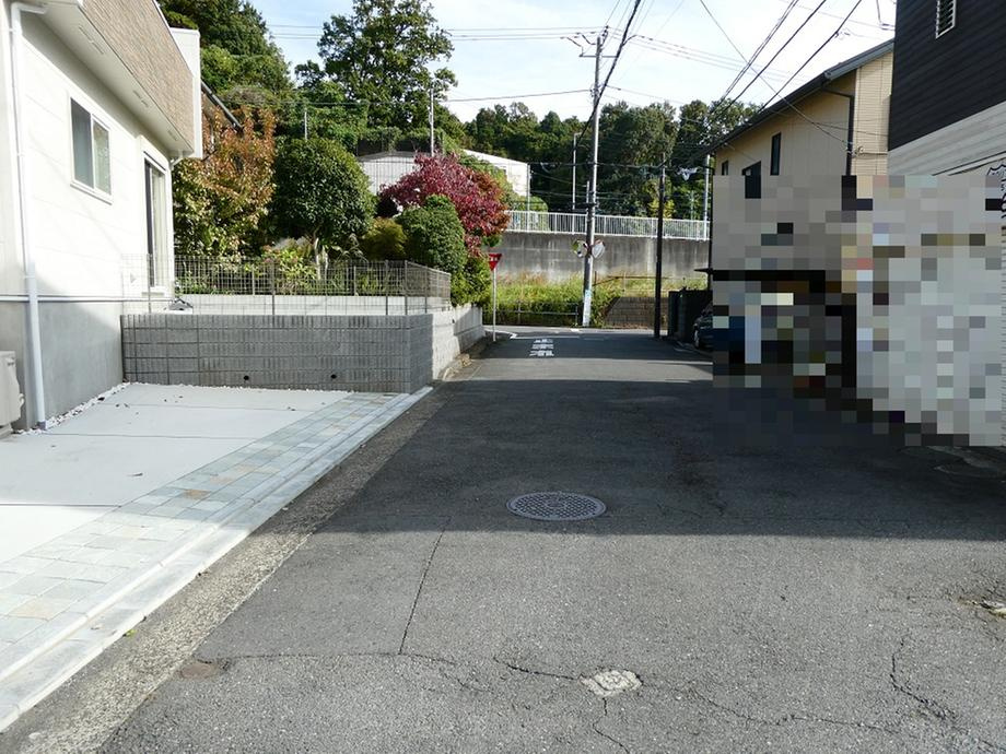 泉区岡津町 中古戸建 5980万円の前面道路含む現地写真