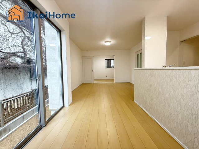 明石市二見町東二見全5棟E号棟　新築戸建の居間・リビング|【ホームページに現地動画掲載中】●年中無休：当日予約可●ダイニング前に大きな窓がございます！