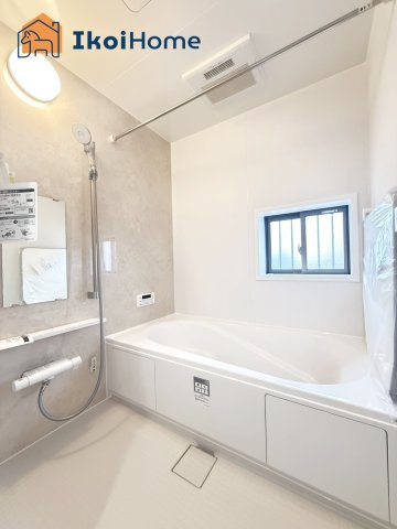 明石市二見町東二見全5棟E号棟　新築戸建の浴室|【ホームページに現地動画掲載中】●年中無休：当日予約可●小窓ございますので通気・換気良好です。