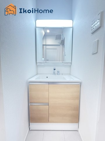 明石市二見町東二見全5棟E号棟　新築戸建の洗面所|【ホームページに現地動画掲載中】●年中無休：当日予約可●洗面台はお化粧をする時に便利な３面鏡。