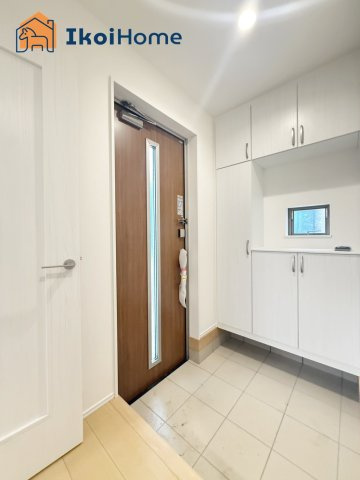 明石市二見町東二見全5棟E号棟　新築戸建の玄関|【ホームページに現地動画掲載中】●年中無休：当日予約可●大きな靴箱が付いています。