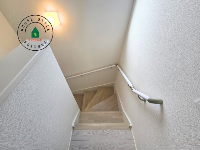 糸島市前原北2丁目第1-3棟（1号棟）の内観：施工例|階段からも明るい光が入ります。採光や通風も階段の重要な役割です。