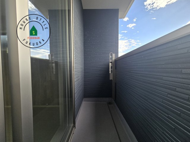 糸島市前原北2丁目第1-3棟（1号棟）の外観：施工例|風をしっかりと感じられるバルコニーでは、毎日が洗濯日和です。広々としているので洗濯も楽しくなるでしょうし、気分転換にバルコニーからの眺めを楽しむのもいいでしょう。