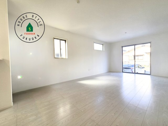 糸島市前原北2丁目第1-3棟（1号棟）の内観：施工例|ご家族を近くに感じられる対面キッチンのLDK。会話もはずみそうですね。