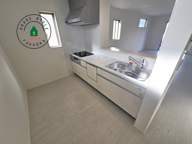 糸島市前原北2丁目第1-3棟（1号棟）の内観：施工例|ダイニングテーブルへの配膳がラクラク、お料理はかどるカウンター付きシステムキッチン！