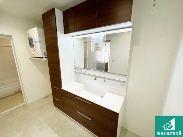 宝塚市高司　新築一戸建ての独立洗面台|清潔感のある洗面台です。フラットな鏡は掃除がしやすく毎日清潔！鏡裏には収納があるのでスッキリとした洗面台が保てます。