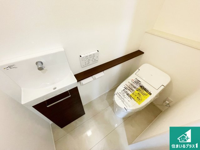 宝塚市高司　新築一戸建てのトイレ|1・2階の2ヶ所にあるので、朝の忙しい時間の順番待ちもなく、深夜の利用にも大変便利です。