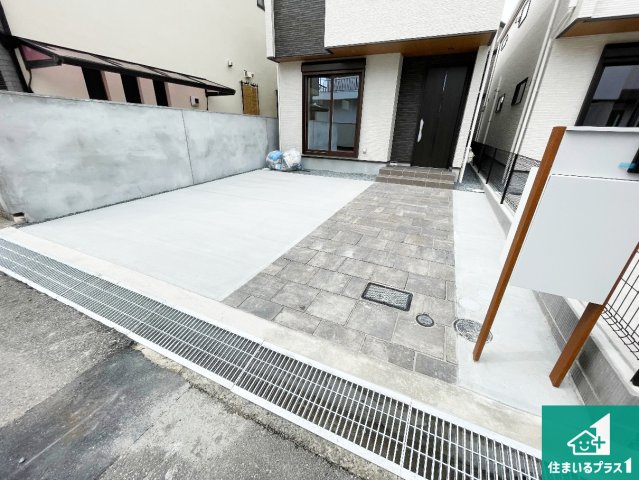 宝塚市高司　新築一戸建ての駐車場|並列２台駐車可能！ゆとりの駐車スペースで車庫入れもスムーズ！