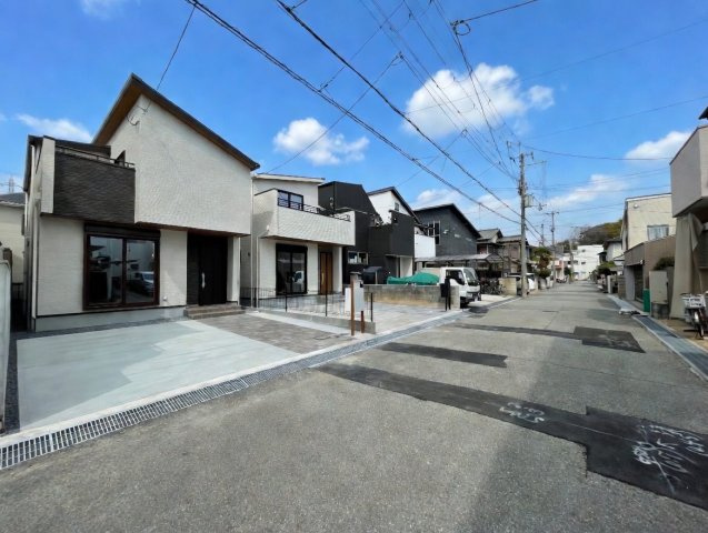 宝塚市高司　新築一戸建ての前面道路含む現地写真|周辺は閑静な住宅街！前面道路広々で車の出し入れも便利です。駐車が苦手な方でも安心して車庫入れできます！