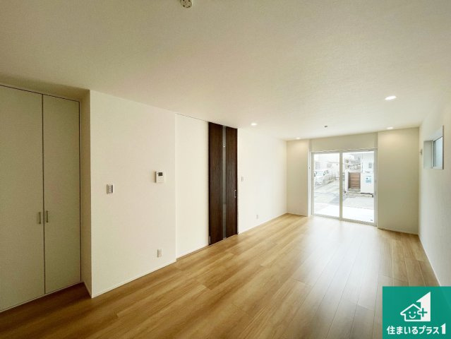 宝塚市高司　新築一戸建ての居間・リビング|日当たり良好の明るいリビングで朝の目覚めもスッキリできそう！対面キッチンでご家族のコミュニケーションも自然と増える設計！小さなお子様が遊ぶスペースを作っても広々とくつろげるLDK！