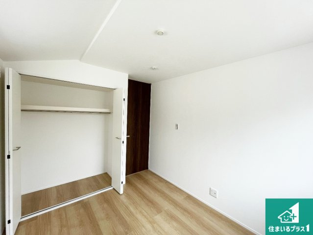 宝塚市高司　新築一戸建ての洋室|ウォークインクローゼット付きで生活スペースもスッキリできます。各居室にも収納がありますので、お子様の衣類やおもちゃなどもしっかり収納できます。