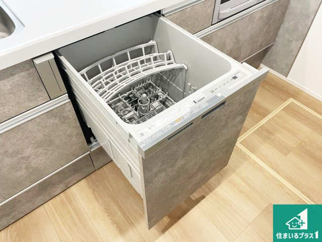 宝塚市高司　新築一戸建ての設備|食事後の一仕事、食器洗いをボタン一つでお任せできちゃいます！場所を取らないビルトイン式なので、お料理スペースもしっかり確保！