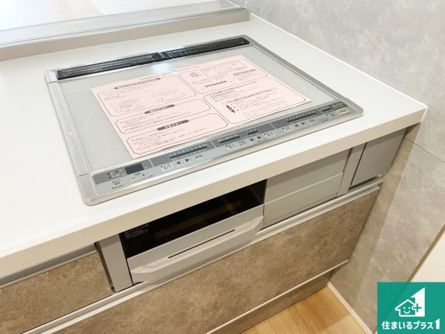 宝塚市高司　新築一戸建ての設備|火を使わないので、安心なＩＨコンロ！でこぼこが無い構造なので、掃除もしやすく清潔に保てます！