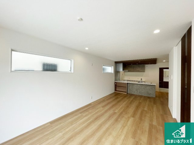 宝塚市高司　新築一戸建ての居間・リビング|シンプルなリビングは、観葉植物等のインテリアを楽しめますね！パパ好みにも、ママ好みにも家具次第で雰囲気を変えることができます！