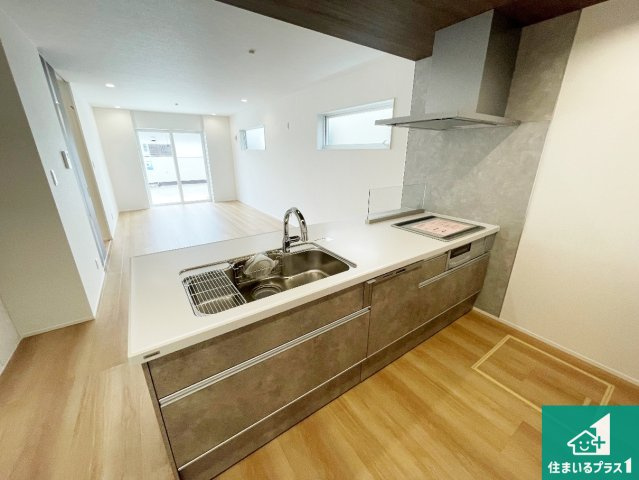 宝塚市高司　新築一戸建てのキッチン|リビングと統一感があり、使い勝手のいいキッチン。広々としているので、二人並んで作業が出来ちゃいます。お子様と一緒に色々なお料理に挑戦できるスペースがあります。