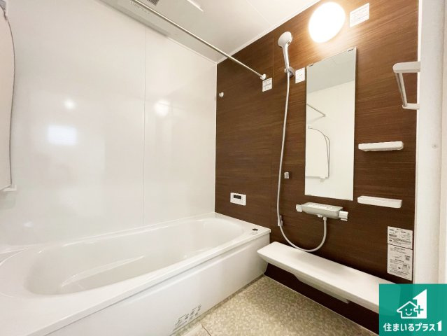 宝塚市高司　新築一戸建ての浴室|足をゆったり伸ばして寛げる浴槽です。窓が設けられていますので差し込む光が明るく穏やかな雰囲気にしてくれます♪浴室乾燥機も設置しているので、雨の日の洗濯物も安心です♪