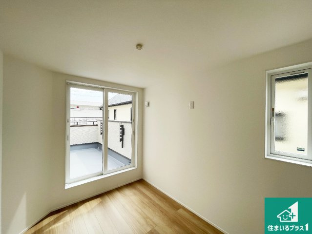 宝塚市高司　新築一戸建ての洋室|寝室は心地よい眠りについてもらいたくて、シンプルかつ開放的な空間な設計にしています！大きな窓から差し込む日が心地いいです♪