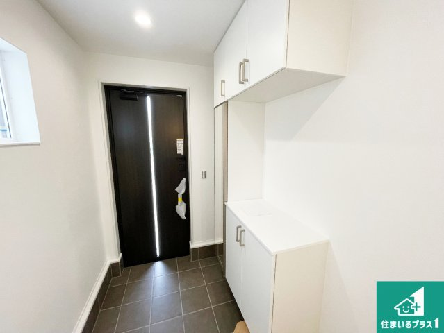 宝塚市高司　新築一戸建ての玄関|シューズボックスにはたくさんの靴が収納できるので玄関周りはいつもスッキリ！ご家族が増えても安心！