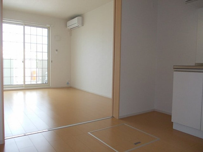 【内装】 | ヴィラ有ノ木 | 明るい色調の室内です