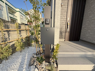 【玄関】 | 八重瀬町安里（全3棟）A号棟 | ※同仕様写真です