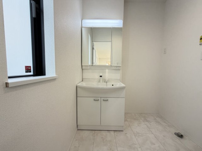 【独立洗面台】 | 八重瀬町安里（全3棟）ラストA号棟 | A号棟　三面鏡付き洗髪洗面化粧台♪