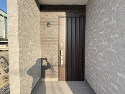 【玄関】 | 八重瀬町安里（全3棟）ラストA号棟 | A号棟　スマートキー付き♪