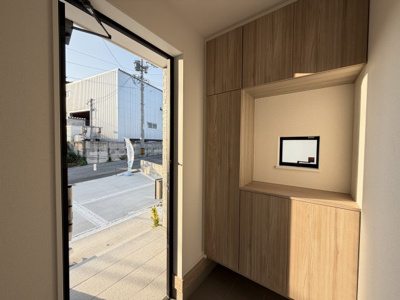 【玄関】 | 八重瀬町安里（全3棟）ラストA号棟 | A号棟　十分な収納付き玄関♪玄関ホール収納付き♪