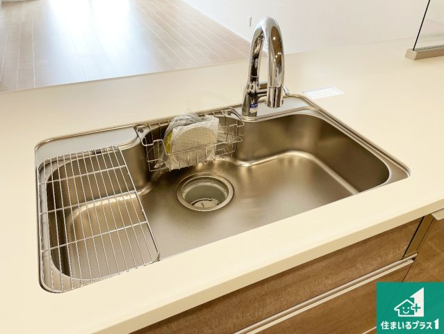 宝塚市高司　新築一戸建ての独立洗面台|清潔感のある洗面台です。フラットな鏡は掃除がしやすく毎日清潔！ホースは引き出して使えるので洗顔やお掃除の際に便利です！